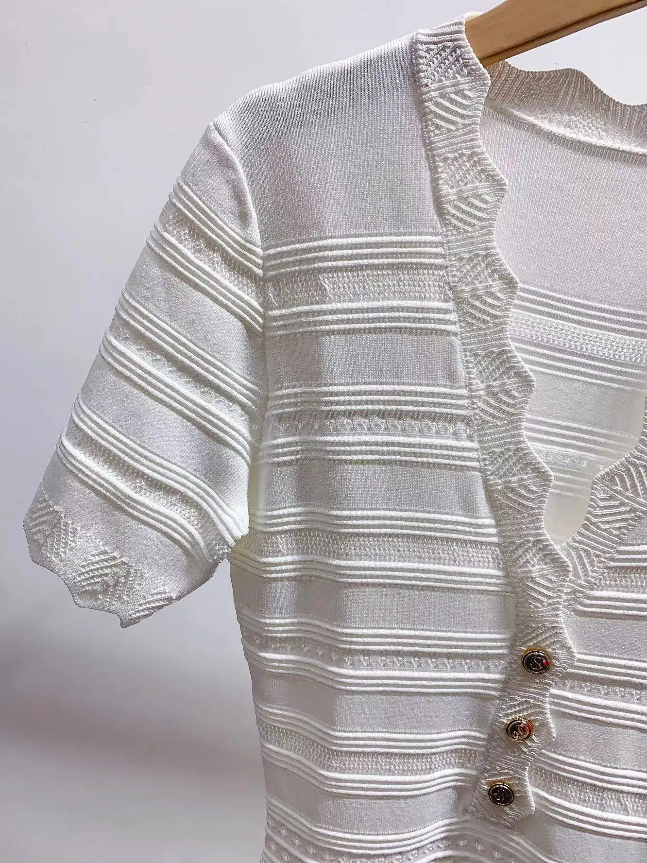 

Женское винтажное трикотажное платье-мини в полоску с V-образным вырезом и высокой талией