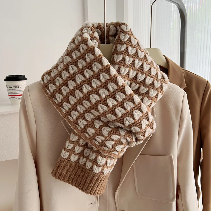 

Женская зимняя шаль с рисунком в виде сердца