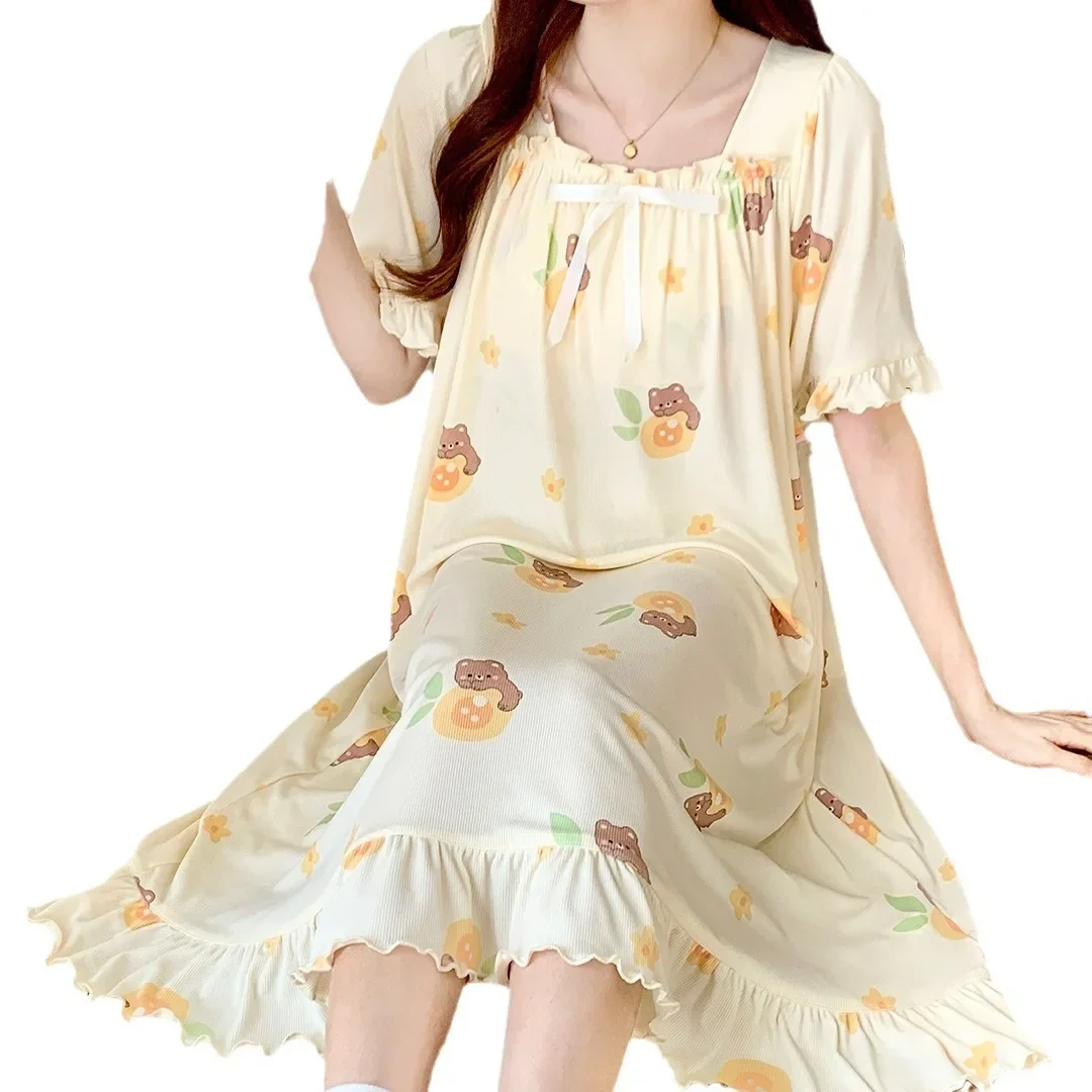 Летняя женская ночная рубашка с тонким принтом и рюшами по краям короткими
