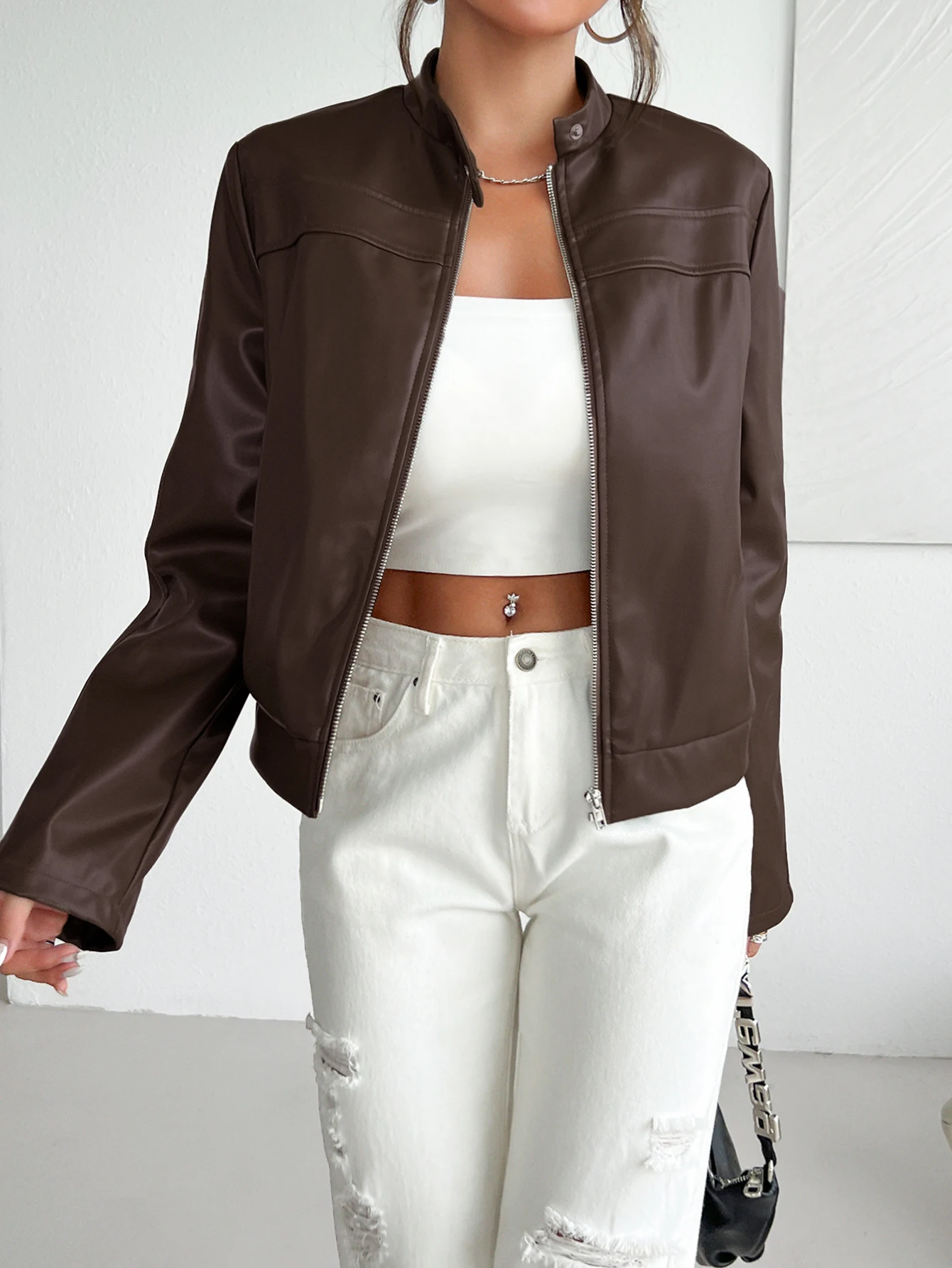 Осенняя куртка из искусственной кожи приталенного кроя женская классическая