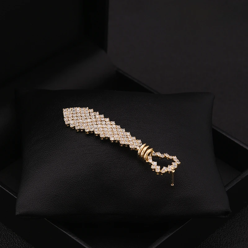 Creative Tie Shape Small Brooch Women's Sweater Cardigan Fixing Buckle Neckline Anti-Exposure Pin Jewelry Men Badge Accessories