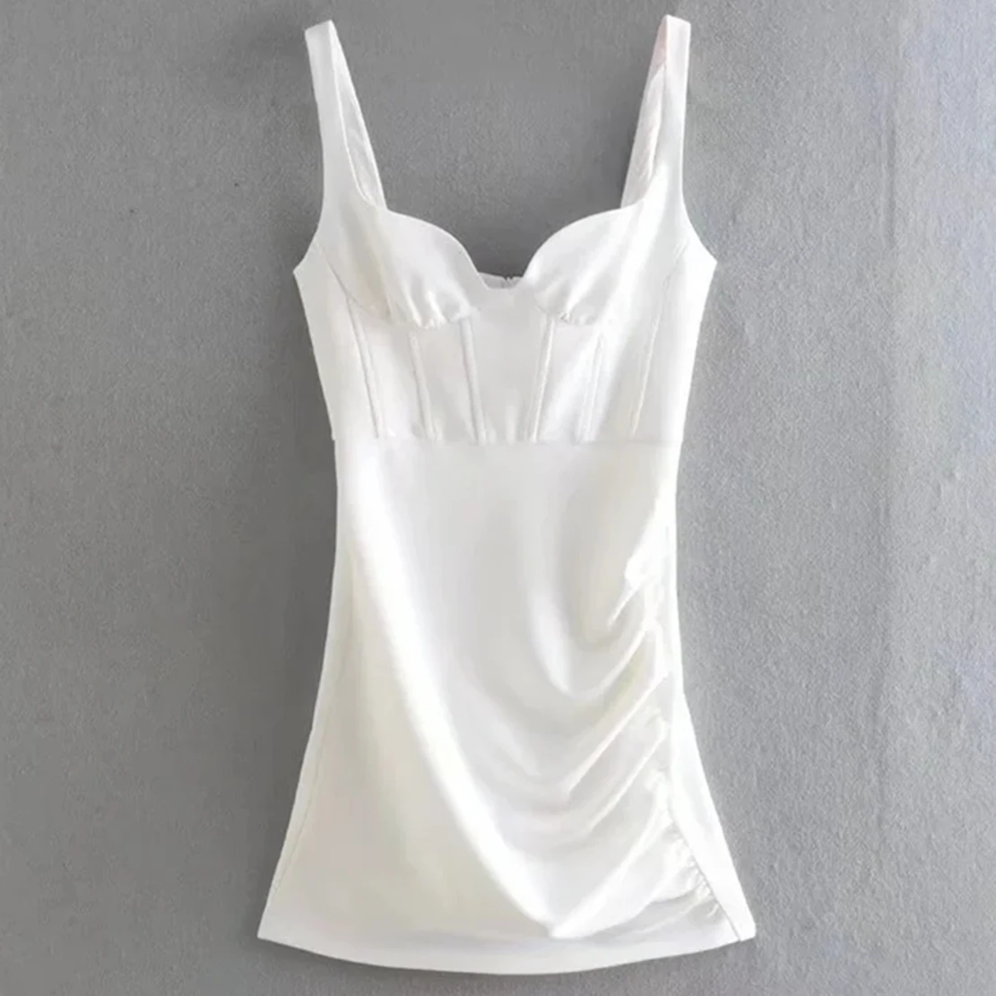 

Увядшее 2022 Модное Элегантное однотонное белое Плиссированное пикантное мини-платье без бретелек во французском стиле летнее платье-футляр...