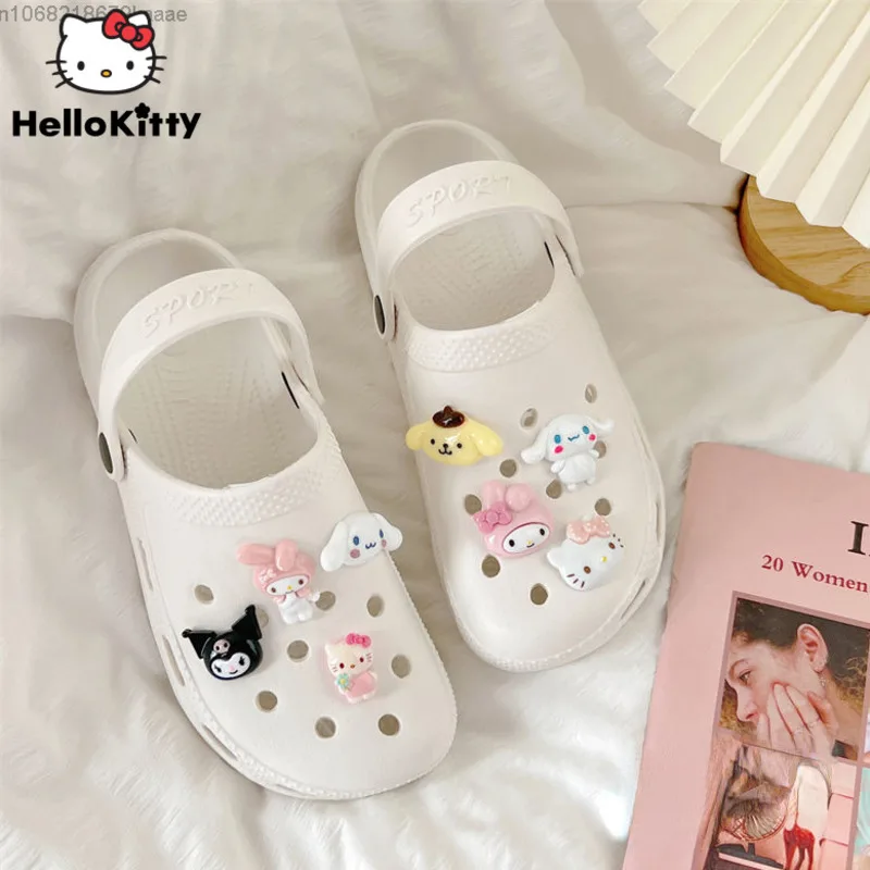 Sanrio Hallo Kitty Schuhe Sommer Neue Koreanische Stil Sandalen Frauen Loch Schuh DIY Schuh Schnalle Luxus Hausschuhe Y2k Mode Flache schuhe