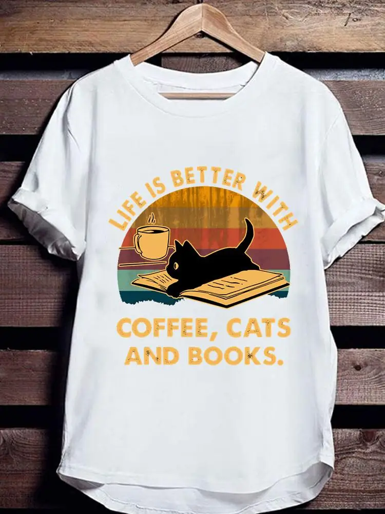 

Футболка женская летняя с принтом «Книги» и надписью «Love»