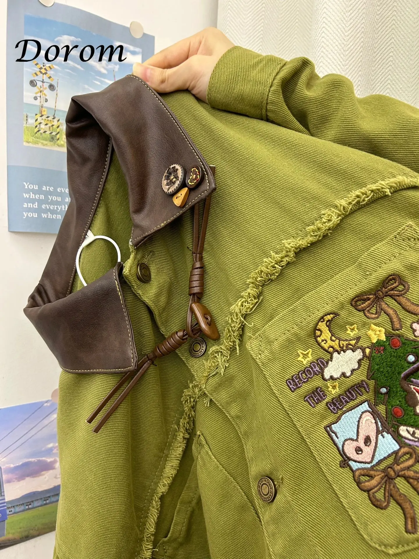 Куртка женская джинсовая составного кроя винтажная вышивка зеленым отворотом