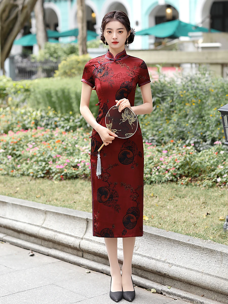 

Beautiful Oriental Chinese classical cheongsam, modern fashion high-end dress, traditional national characteristics of women's w