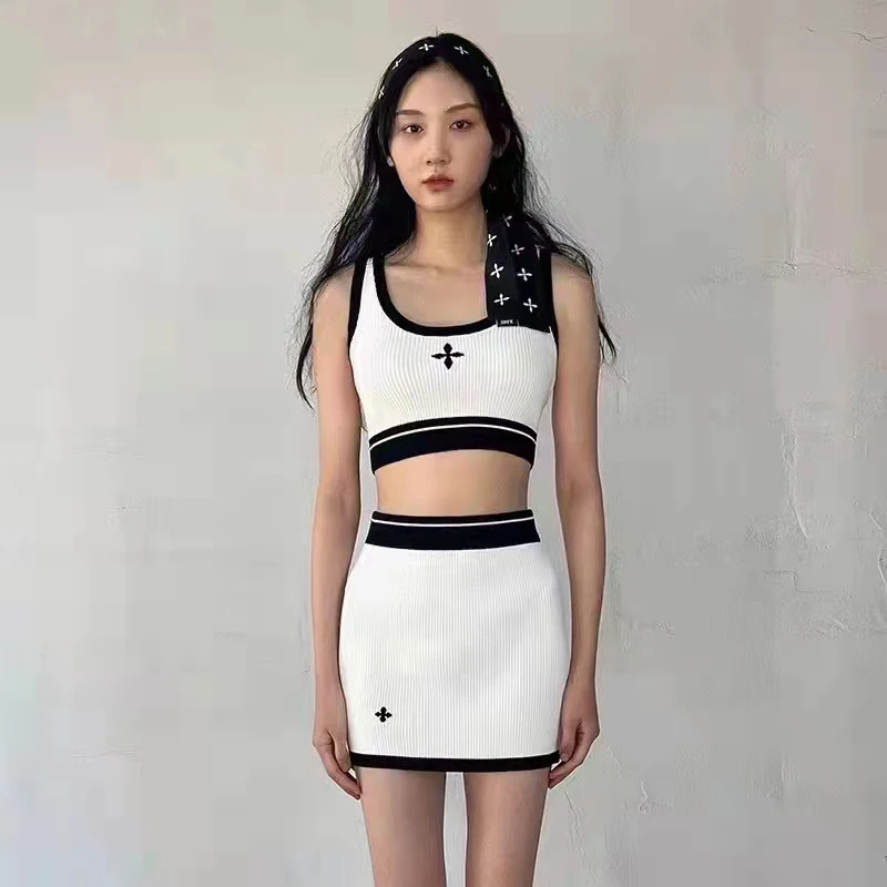 

2022 Spring And Summer Cross Flower Holiday Leisure Sports Suit Female Knitted Jacquard Craft Vest Bag Hip Skirt Black And White