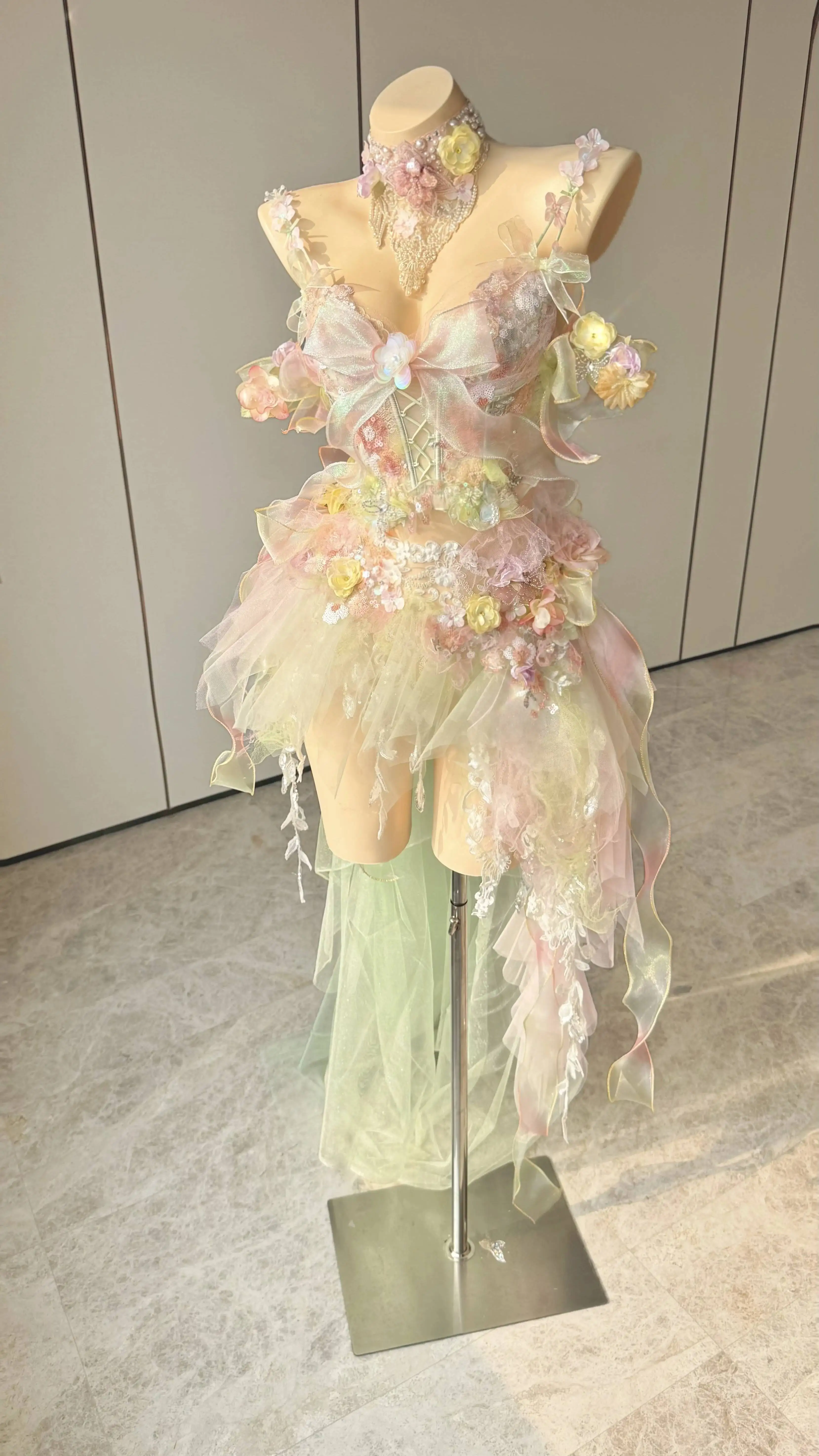 Платье ZIWU Design Neon Forest Mermaid для торжественных мероприятий - короткое, с объемными цветами и бахромой, для фотосессий и выступлений (art.: 3920db9936b3d) - 3920db9936b3d