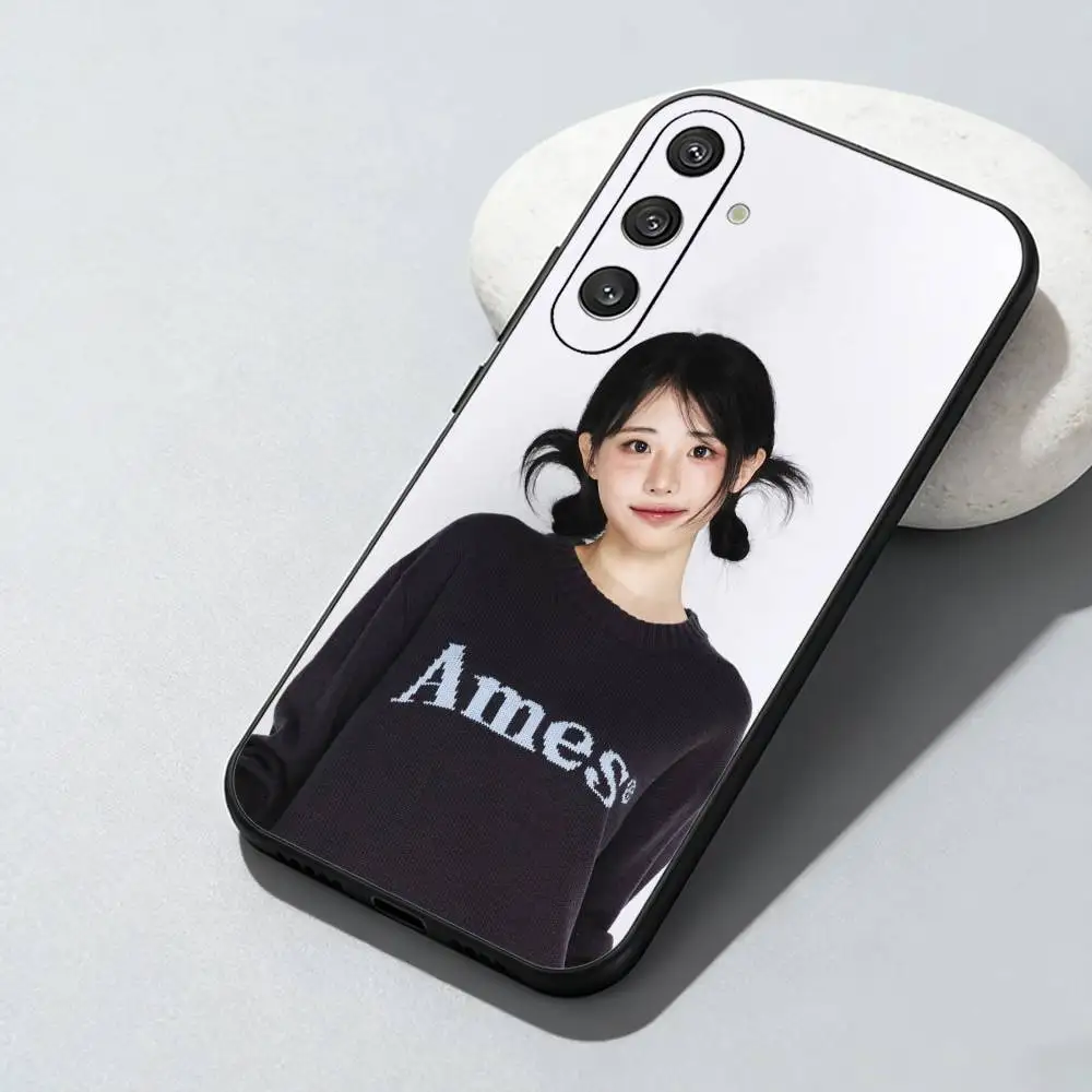 Фото Чехол для телефона E-H-Hina Jang Na-young QWER Band Art для Samsung Galaxy A73, A72, A71, A70, A52, A51 и других моделей, мягкий черный чехол. №2