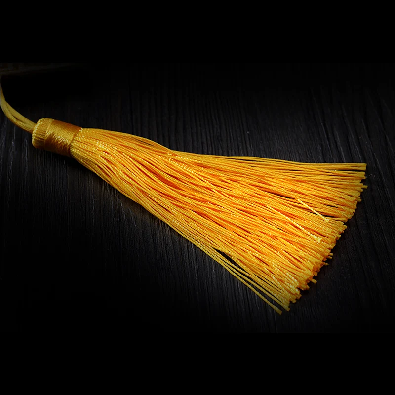 Тибетские буддистские изделия: комбинация восьми благоприятных порошков благовоний в саше для подвешивания в машине.