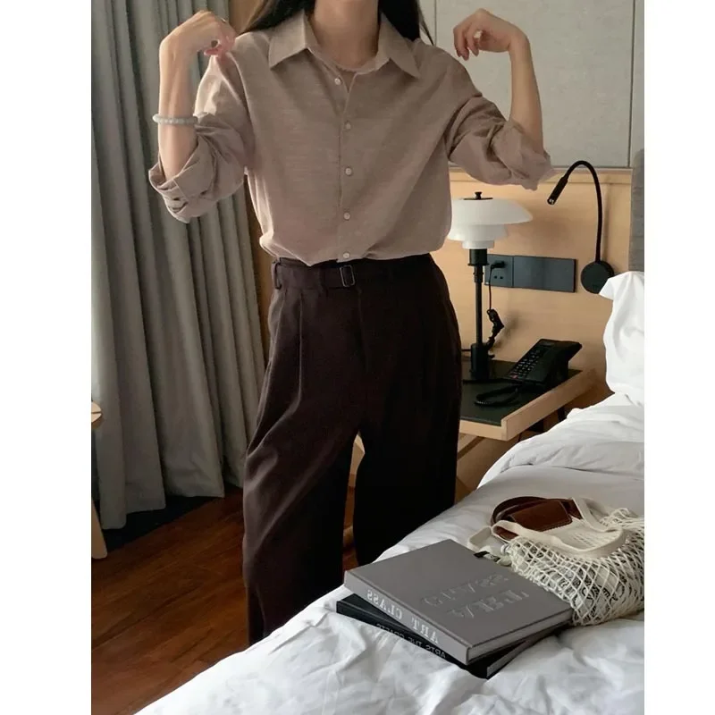 Элегантная полосатая однобортная рубашка свободного кроя с лацканами и длинными