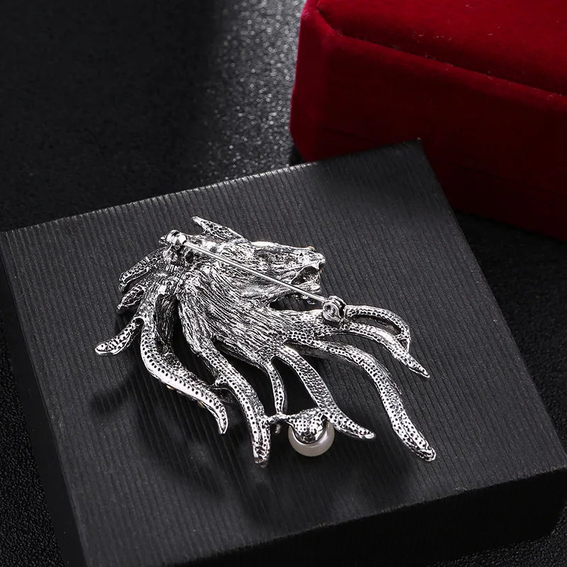 Брошь Retro Diamond Pearl Lion Head для мужчин.