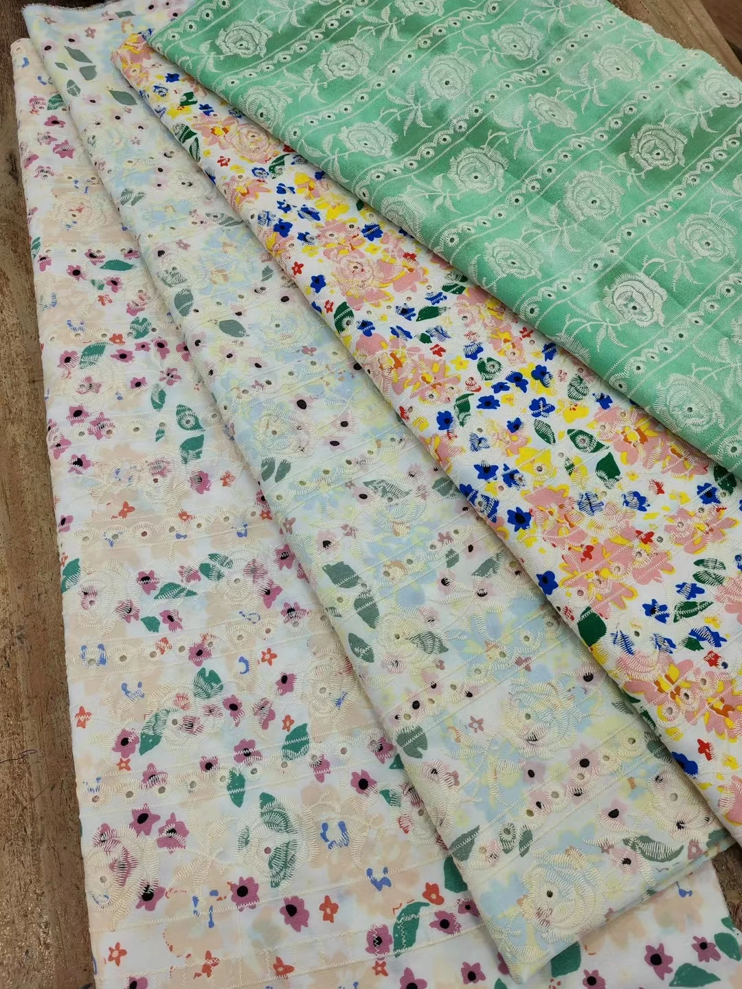 Однотонная хлопковая одежда с вышивкой и принтом в виде цветных роз хлопковое