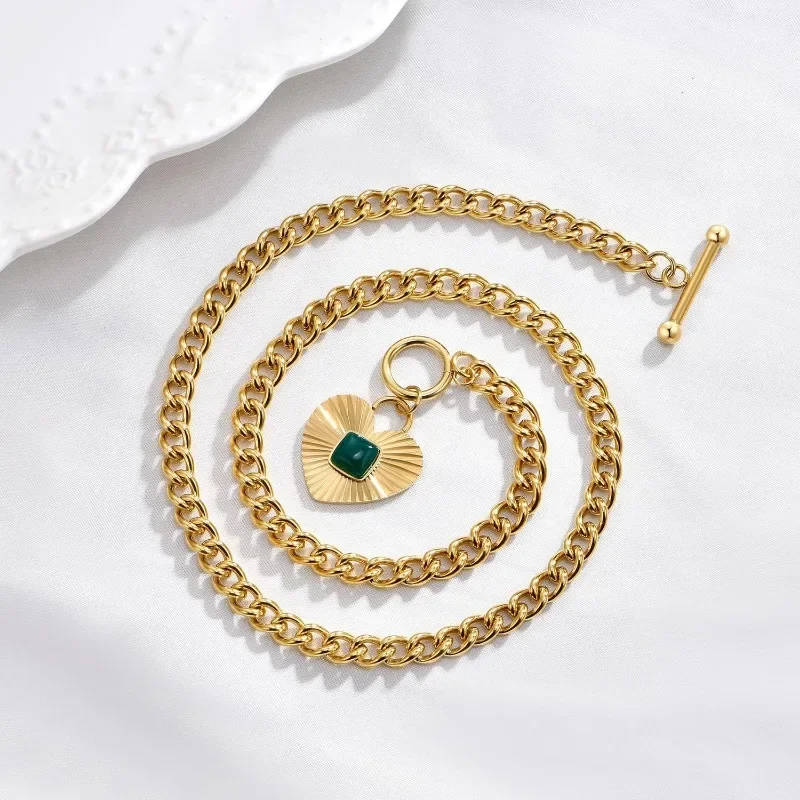 Ожерелье с подвеской в форме сердца и пряжкой OT инкрустированное зеленым