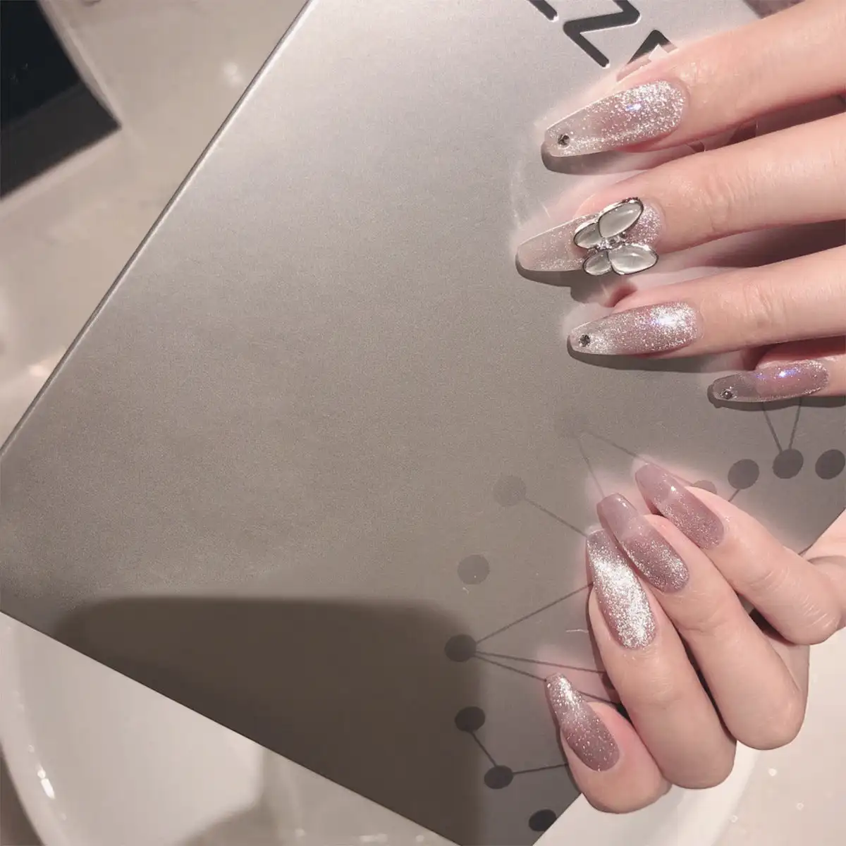 

Nude Spar Cat Eye Oval Zircon Butterfly Press On Nail