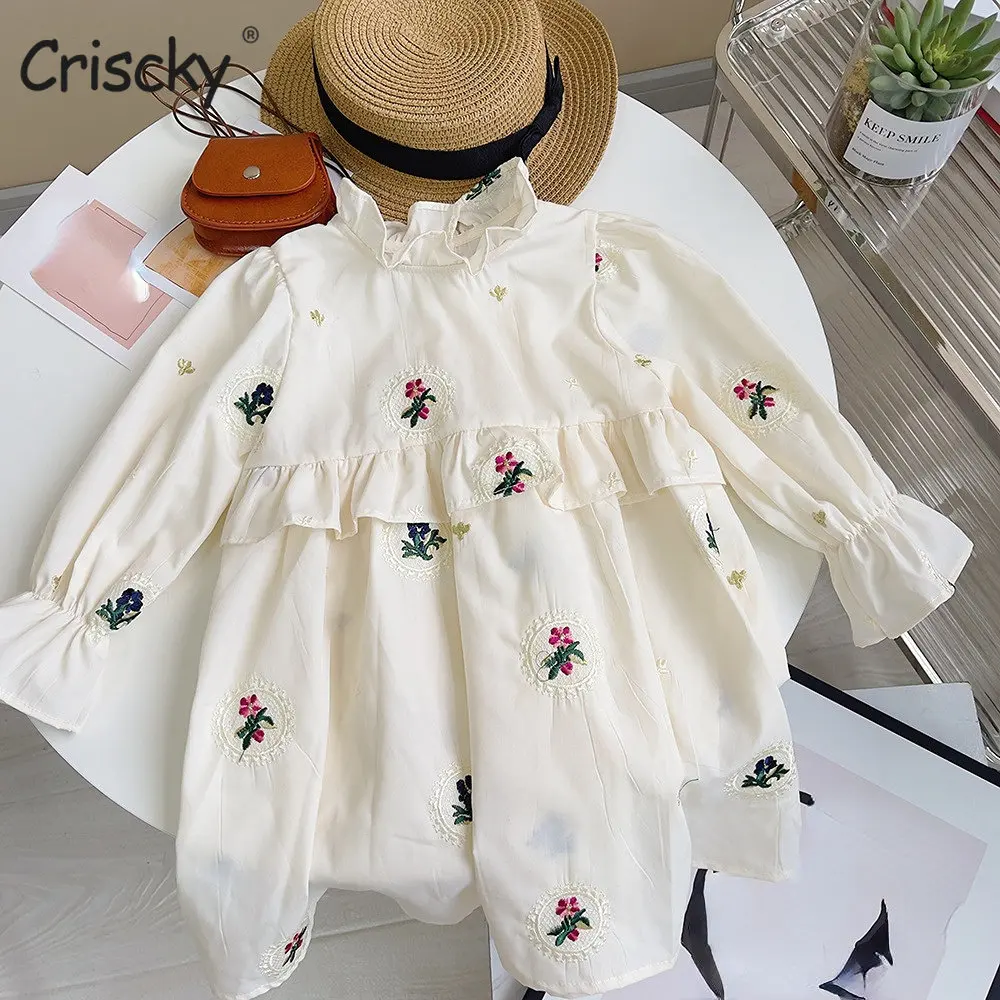 

Детское платье с цветочной вышивкой, длинным рукавом и оборками