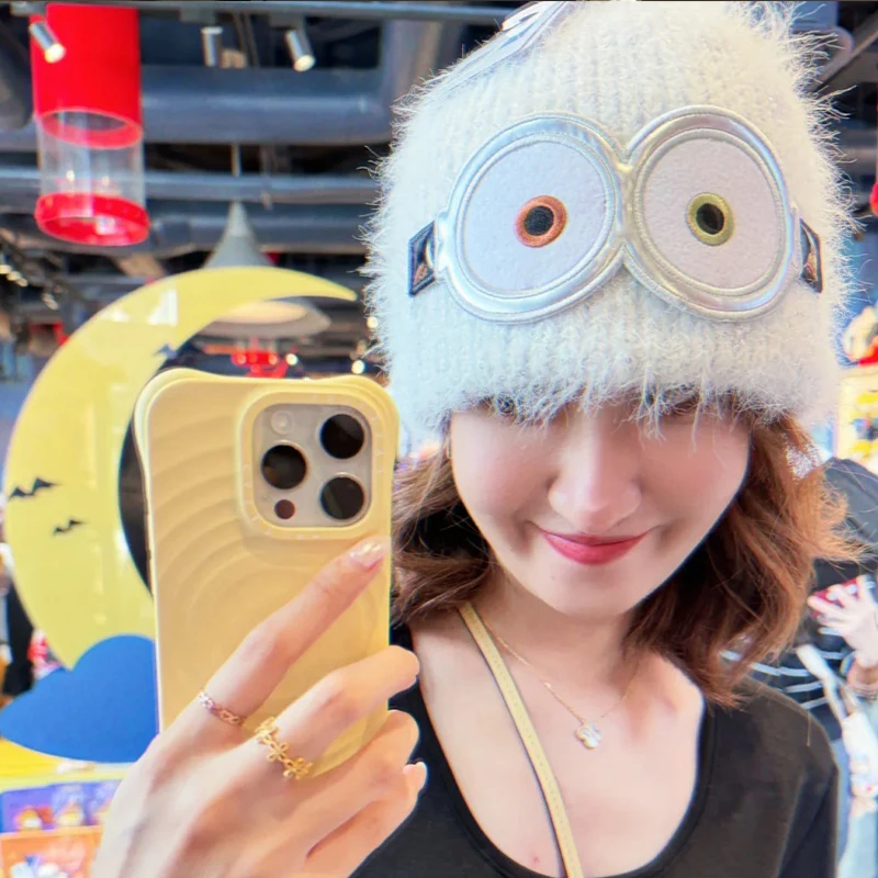 Натуральная вязаная шапка Миньоны Тима белая на осень/зиму для детей и взрослых