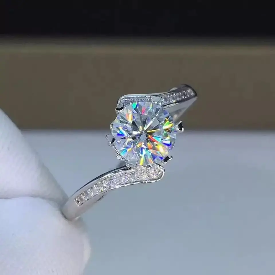 

Женское кольцо из серебра 925 пробы, с муассанитом