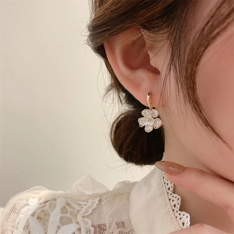 

South Korea's new zircon flower earrings fashion temperament small fresh earrings earrings simple trend all-match earrings