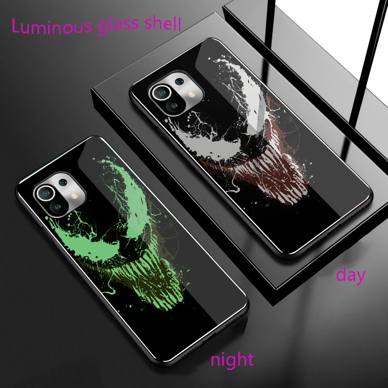 Светящийся стеклянный чехол для телефона с изображением Венома из комиксов Marvel