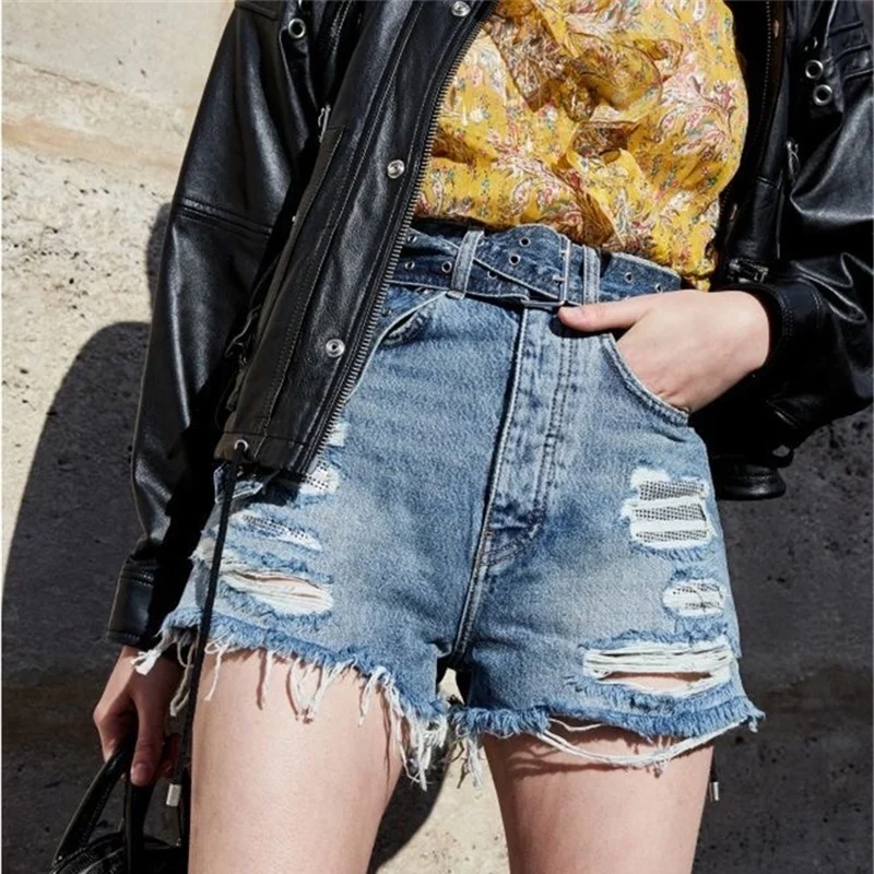 Рисунок 3 - Бриллиантовые джинсовые шорты интернет-знаменитости