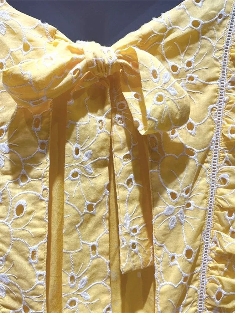 Женское платье-мини с цветочной вышивкой открытой спиной и воланом - купить по