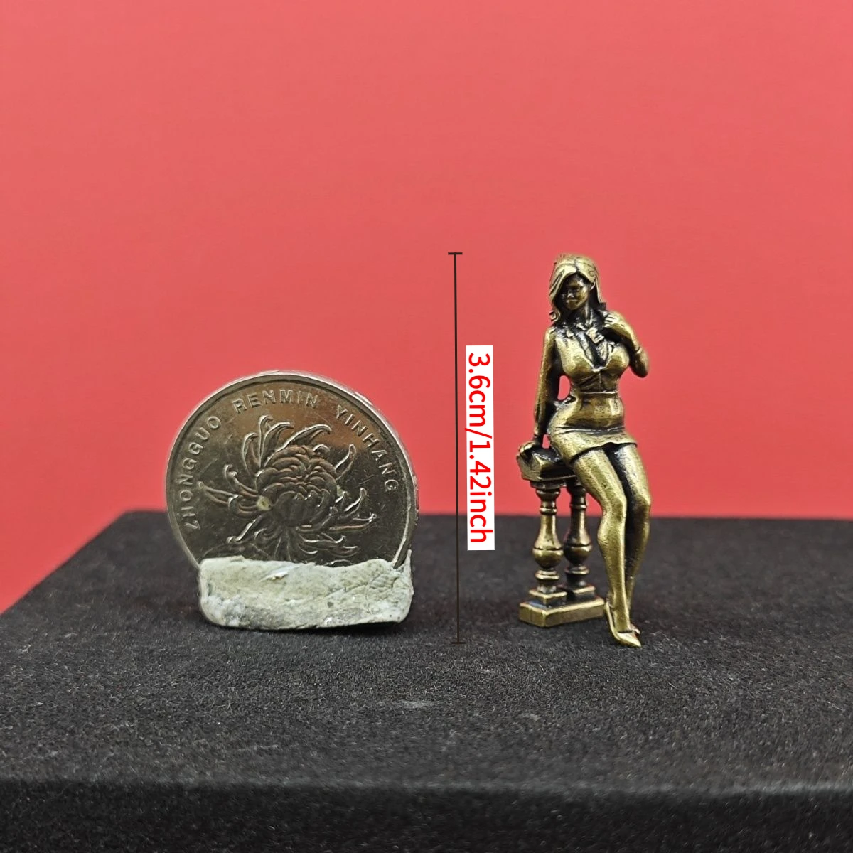 

Миниатюрная латунная статуэтка женщины