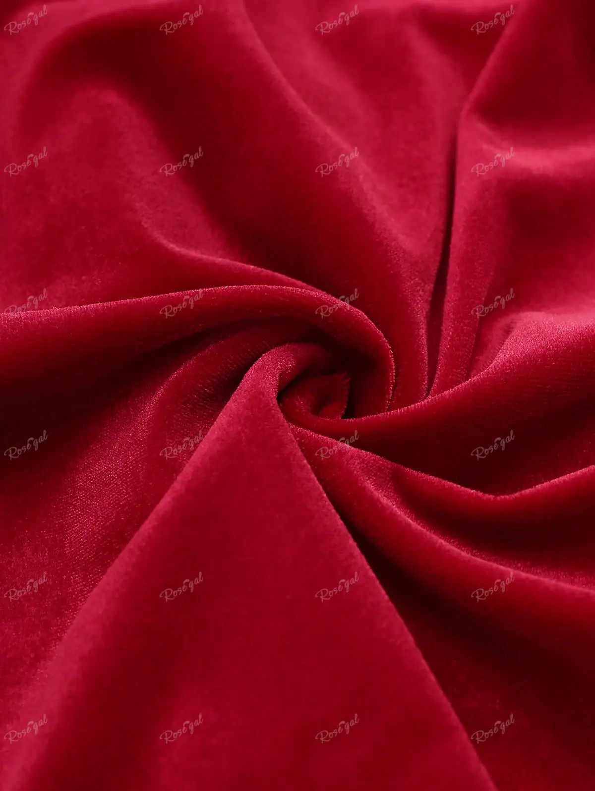 Женское платье средней длины с поясом из искусственного меха