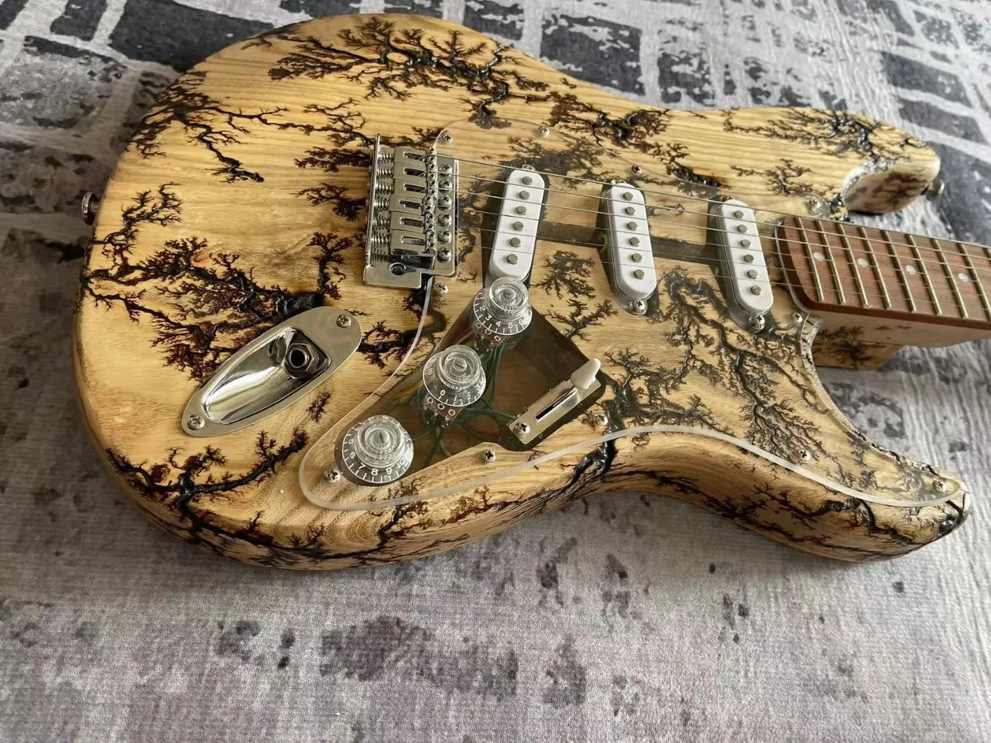 Электрогитары Alien доступны для бесплатной доставки и могут быть изготовлены по