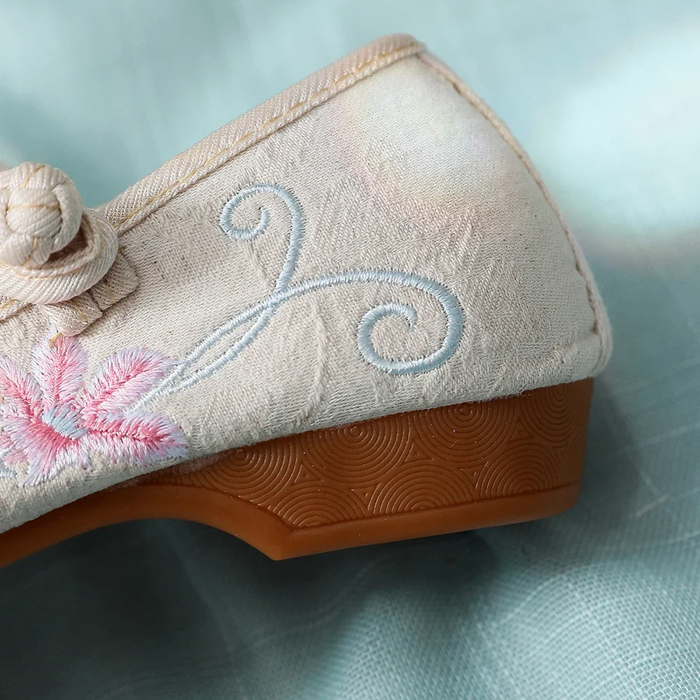 Женские холщовые балетки на плоской подошве с цветочной вышивкой