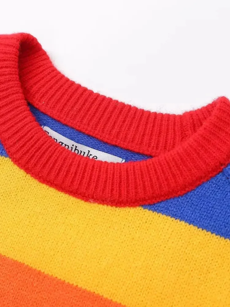 Женский свитер в разноцветную полоску с круглым вырезом