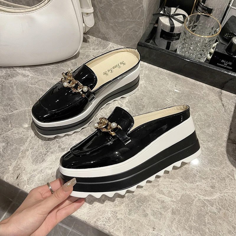 

Новинка, женские сандалии на танкетке с цепочкой и жемчугом, женская летняя Роскошная брендовая искусственная кожа, Повседневная британска...