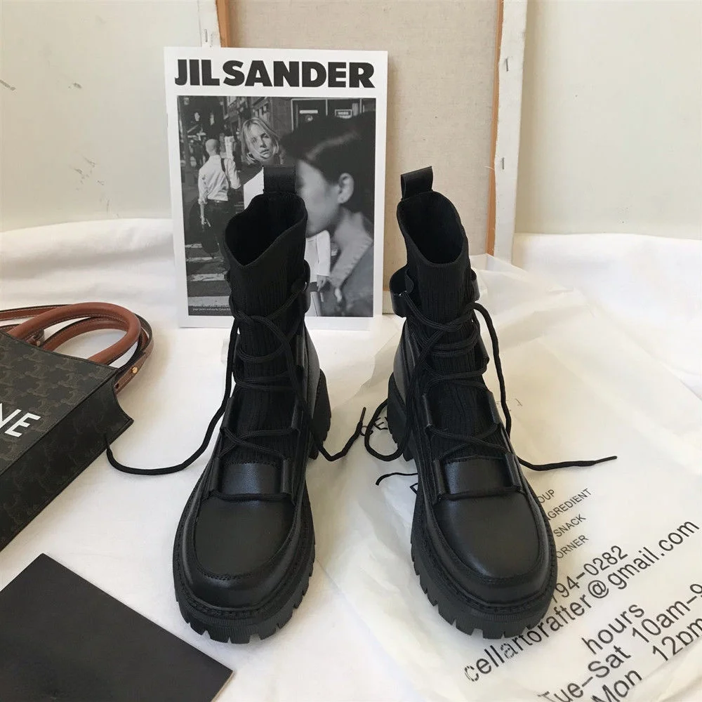 Женские мотоциклетные ботинки черные из мягкой кожи на танкетке со шнуровкой