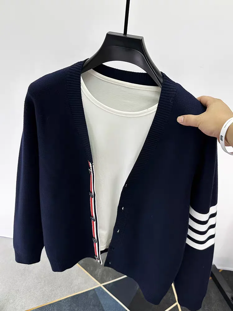 Вязаный мужской кардиган с v-образным вырезом