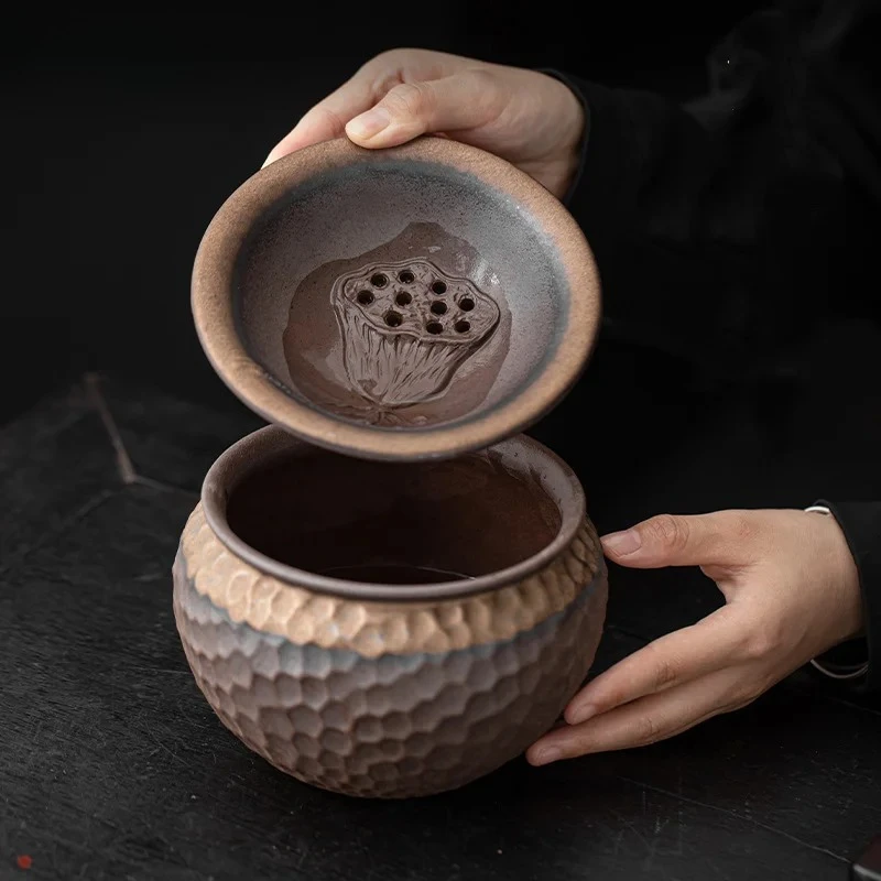 Фото Чаша для слива чая Lotus Seedpod Jianshui в японском стиле с позолотой, железной глазурью и молоточным узором, принадлежности для чайной церемонии. №1