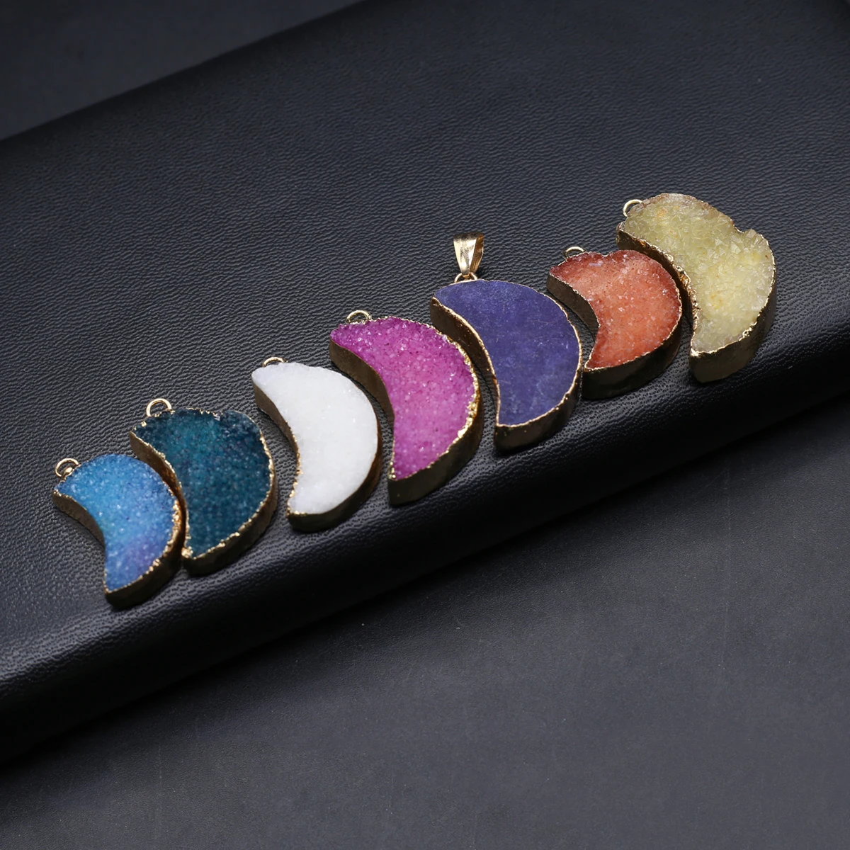 Подвеска из натурального драгоценного камня, в форме Луны, 33 х18 мм