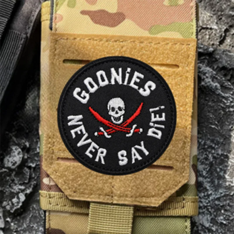 Фото Вышитая нашивка THE GOONIES NEVER SAY DIE с рамкой merrow, пришитая аппликация для одежды и аксессуаров, новинка 2025 г. №5