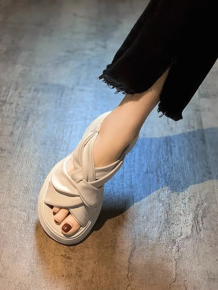 New thick soled sandals for women in summer 2023 High level sense Versatile beach Caligae thick soled simple