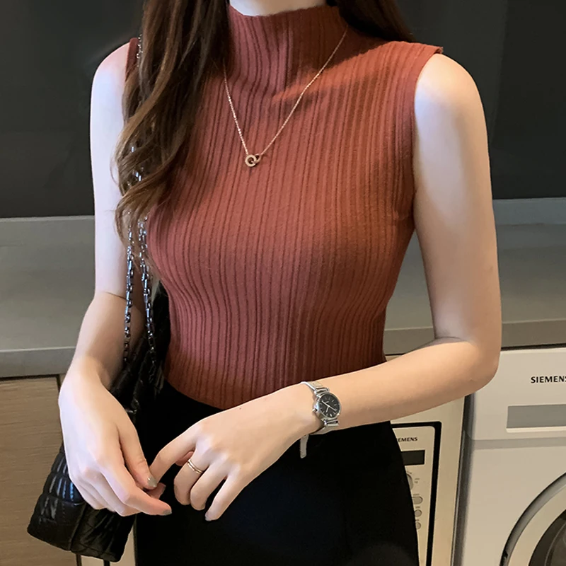 Женский трикотажный свитер без рукавов с высоким воротником