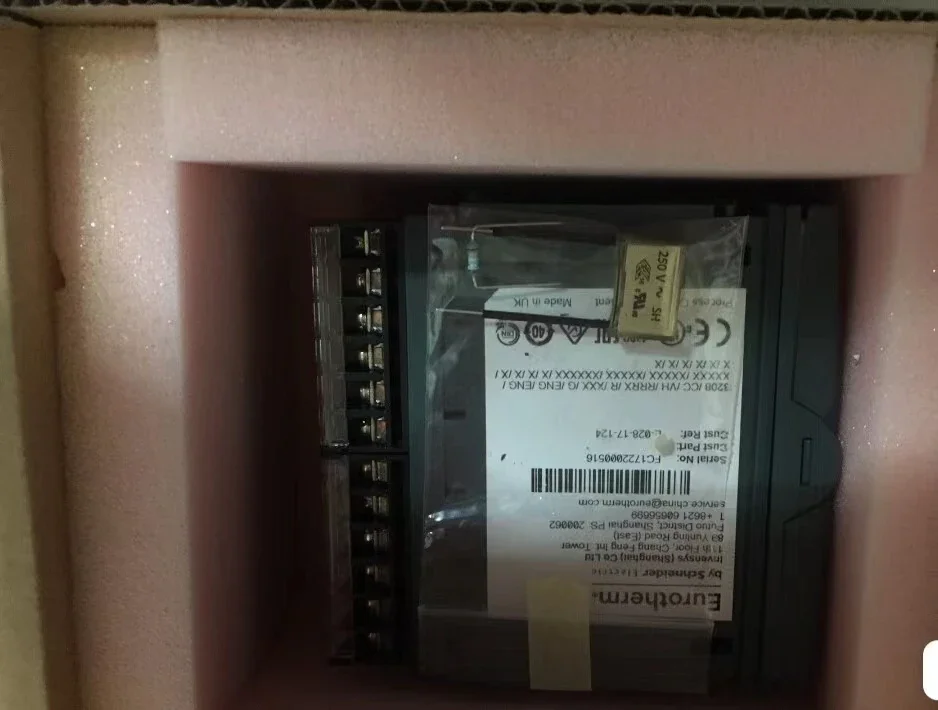 Контроллер температуры Eurotherm 3208.