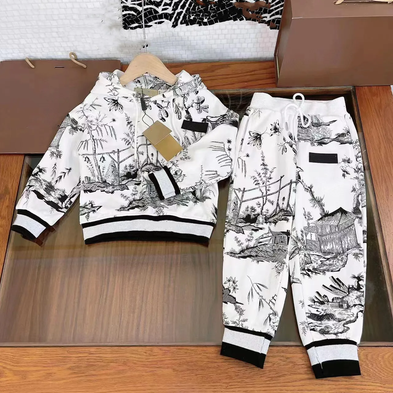

2022 Top Autumn and Winter New White Printed Boys' Hoodie + pants 2-piece set of fashionable and simple brand children's clothin