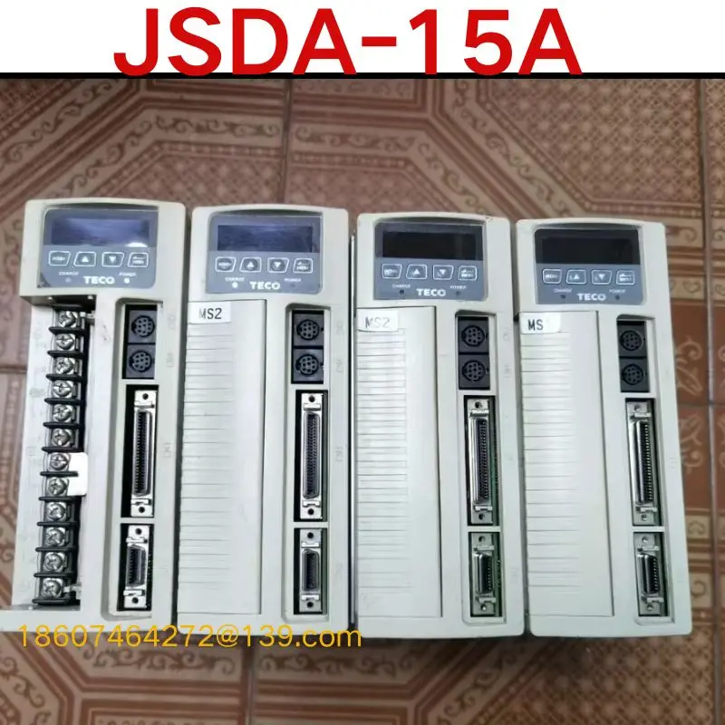 Бывшая в употреблении модель с сервоприводом