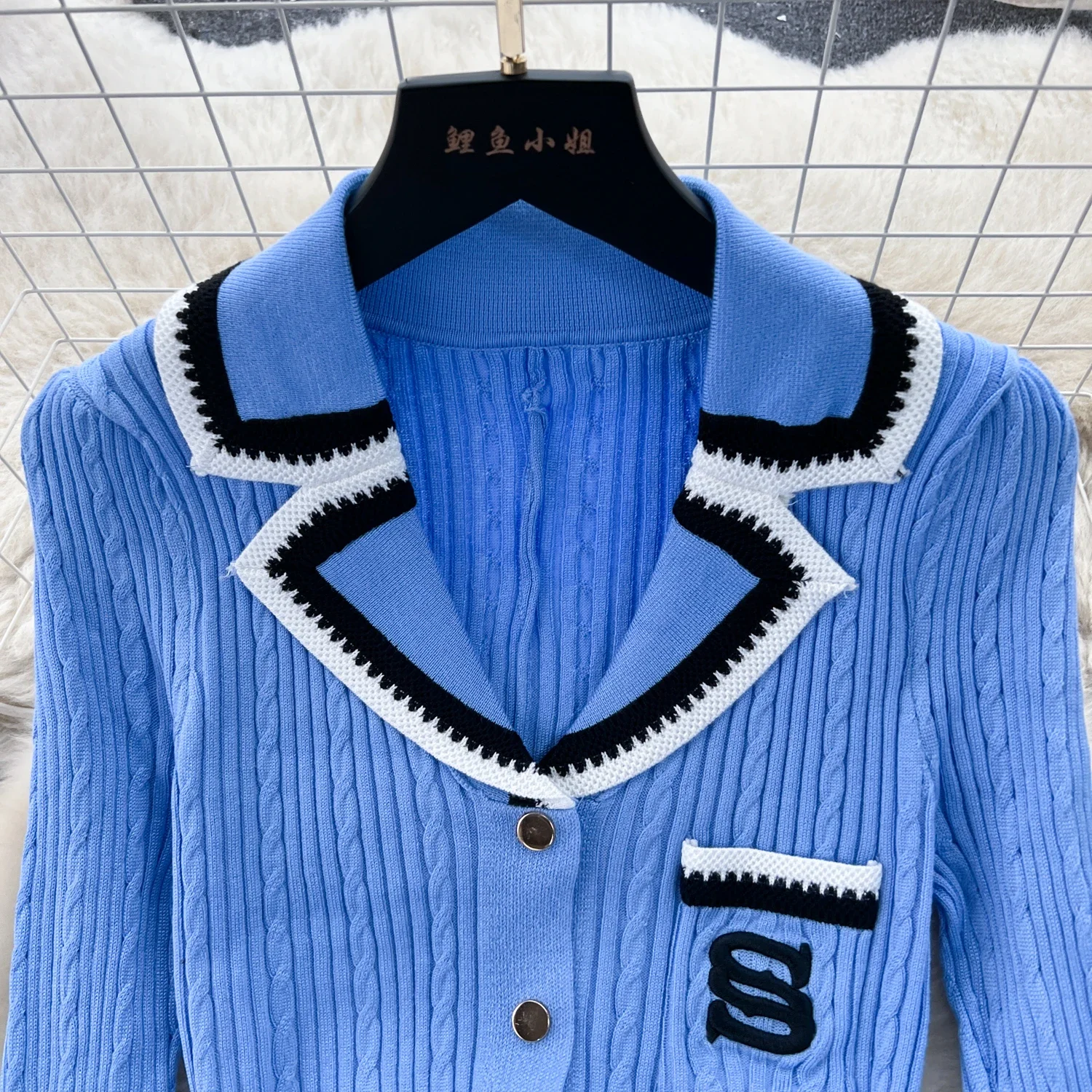 Элегантное трикотажное однобортное платье-трапеция с V-образным вырезом и