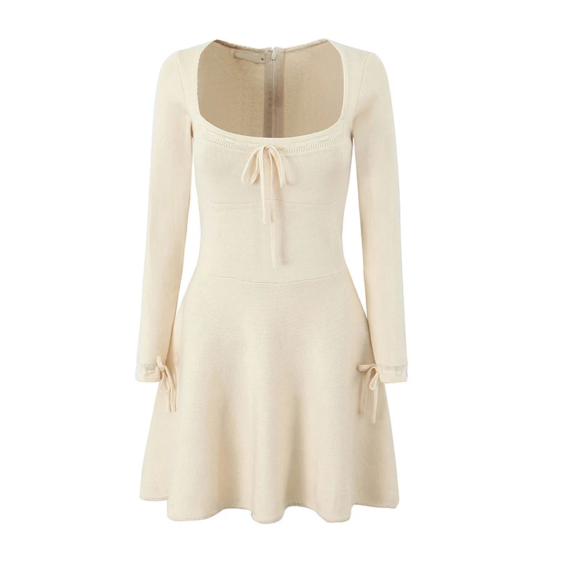 Женское трикотажное мини-платье с бантом и квадратным вырезом