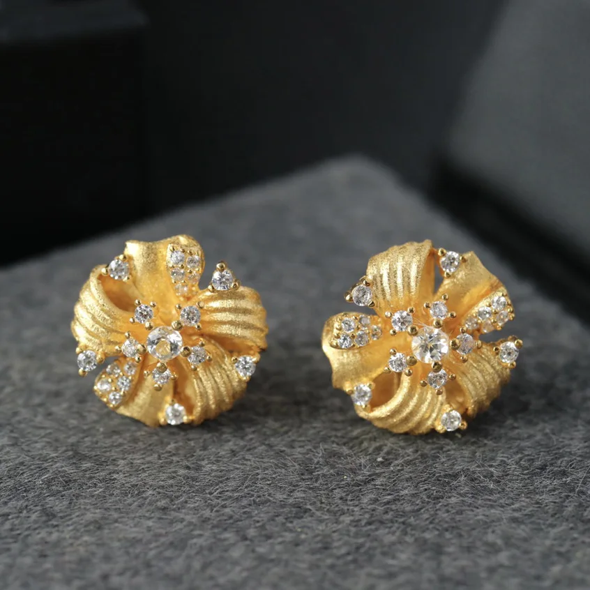 Серьги-гвоздики Ables Chic с шелковистым цветком однотонные серьги-гвоздики из