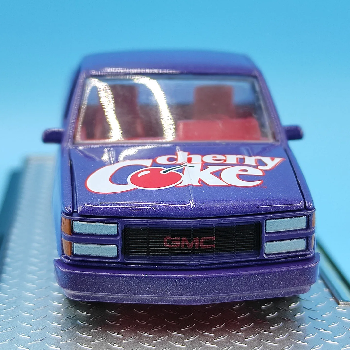 Фото Модель автомобиля GMC Sierra 1500-Custom 1988 года, масштаб 1:64, литая под давлением, из сплава металлов №3
