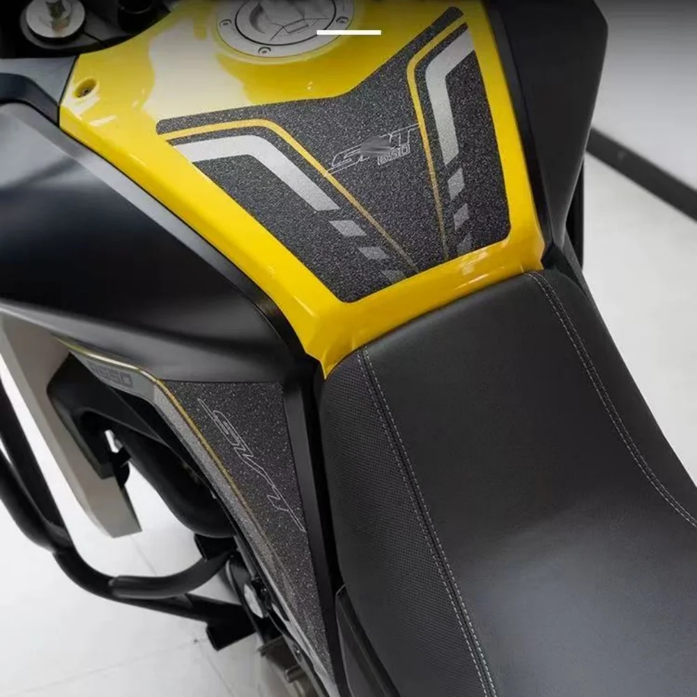 Фото Аксессуары для специальной модификации QJMOTOR SRT650 - Противоскользящая лента для бака, предотвращающая царапины и удары. №2