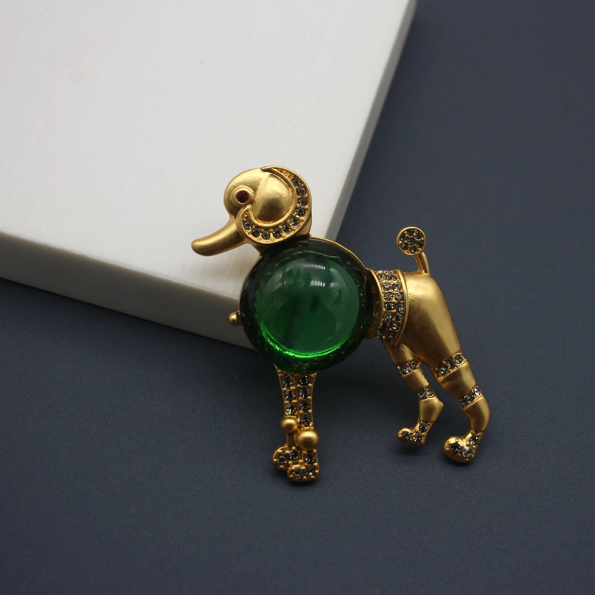 

Vintage Style Design Poodle Brooch Accessories Niche Unique Glazed Puppy Animal Brooches Cute Dog Lapel Pins for Men and Women