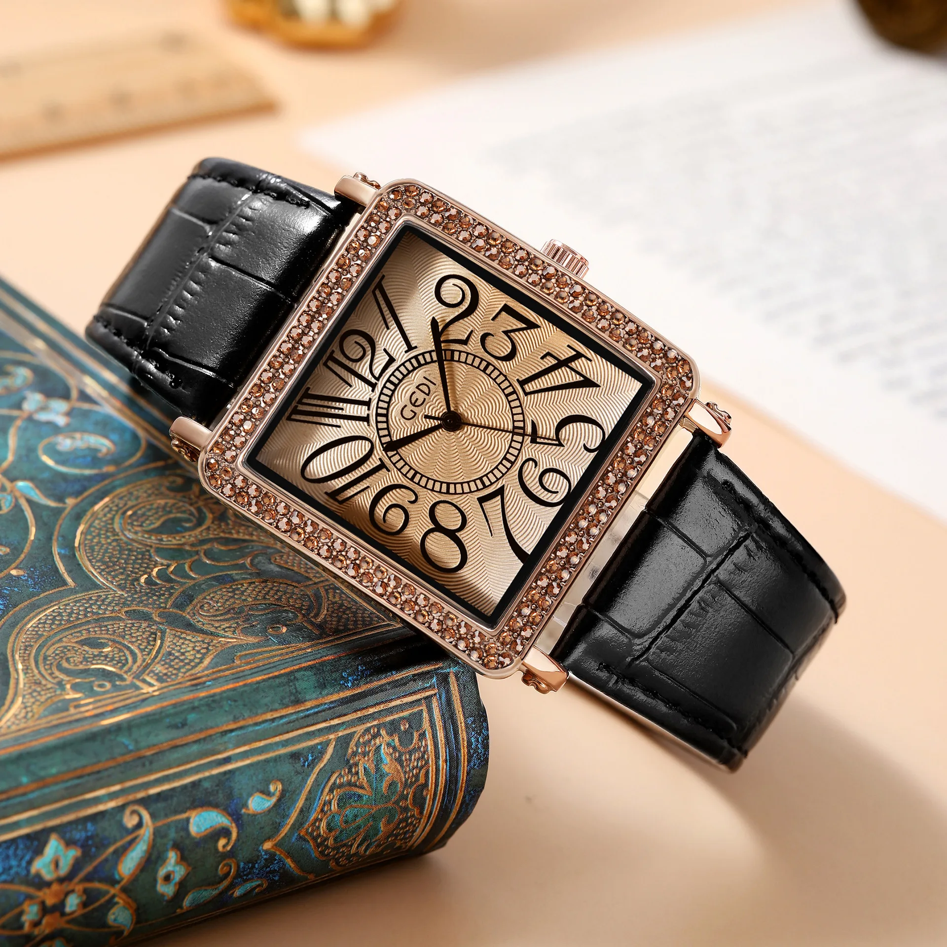 

Часы наручные женские с квадратным циферблатом, элегантные с инкрустацией стразами, с большими цифрами, с квадратным прямоугольным цифербл...