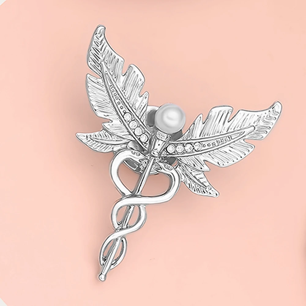 

Medsor Caduceus Pearl Medicine Pin Brooch for Doctor Nurse Crystal Zircon Luxurious Metal Lapel Backpack Badge Accessories Gifts